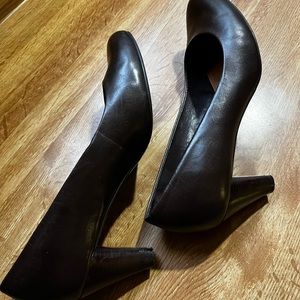 Antonio Melani brown leather pumps